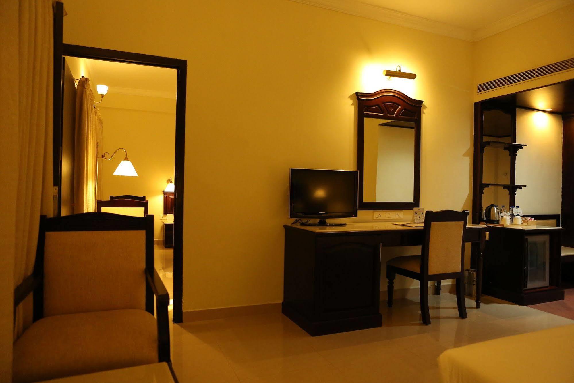 Hotel Airlink Castle Nedumbassery Exteriör bild